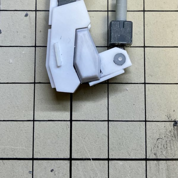 腕試作品進捗。変形には二重関節が必須ですがキットは一重(ゼータプラスも)なのでイチから製作。また、リファイン版画稿ではガコッと伸びるためせっかくなのでそのギミックも追加してみることに。&nbsp;あれやこれやと詰め込んだ結果、製作がクッソめんどくさいことになったが、形状も設定通りにできたし、スライドギミックはガタツキも少なく出来たかなといった感じに。ただ、「伸びますよ」と謳っている割には分かりづらいので本番時の修正点としておこう。&nbsp;1/144で二重関節と伸縮ギミックを付けたのは初だと思いたい今日この頃。二の腕を作ってないことには目を瞑ってつかぁさい。（3枚目）