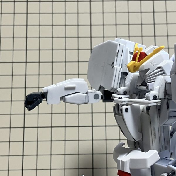 腕試作品進捗。変形には二重関節が必須ですがキットは一重(ゼータプラスも)なのでイチから製作。また、リファイン版画稿ではガコッと伸びるためせっかくなのでそのギミックも追加してみることに。&nbsp;あれやこれやと詰め込んだ結果、製作がクッソめんどくさいことになったが、形状も設定通りにできたし、スライドギミックはガタツキも少なく出来たかなといった感じに。ただ、「伸びますよ」と謳っている割には分かりづらいので本番時の修正点としておこう。&nbsp;1/144で二重関節と伸縮ギミックを付けたのは初だと思いたい今日この頃。二の腕を作ってないことには目を瞑ってつかぁさい。（7枚目）