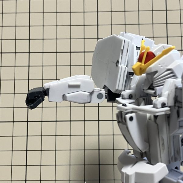 腕試作品進捗。変形には二重関節が必須ですがキットは一重(ゼータプラスも)なのでイチから製作。また、リファイン版画稿ではガコッと伸びるためせっかくなのでそのギミックも追加してみることに。&nbsp;あれやこれやと詰め込んだ結果、製作がクッソめんどくさいことになったが、形状も設定通りにできたし、スライドギミックはガタツキも少なく出来たかなといった感じに。ただ、「伸びますよ」と謳っている割には分かりづらいので本番時の修正点としておこう。&nbsp;1/144で二重関節と伸縮ギミックを付けたのは初だと思いたい今日この頃。二の腕を作ってないことには目を瞑ってつかぁさい。（6枚目）