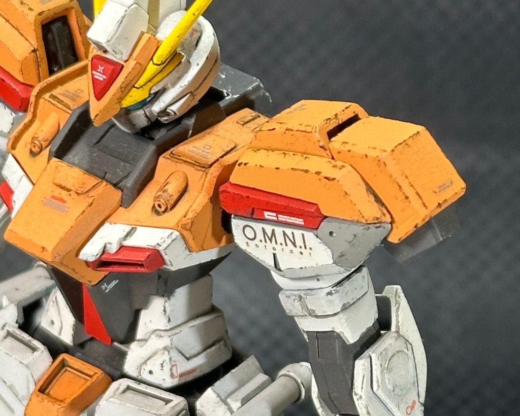 ショルダーアーマーは、大きく、のっぺらとしていたので、カットして、段差をつけました。