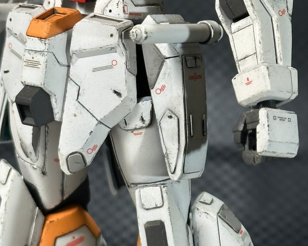 フロント、サイドアーマーは、プラ板を貼って平な部分を減らす工夫をしてます。