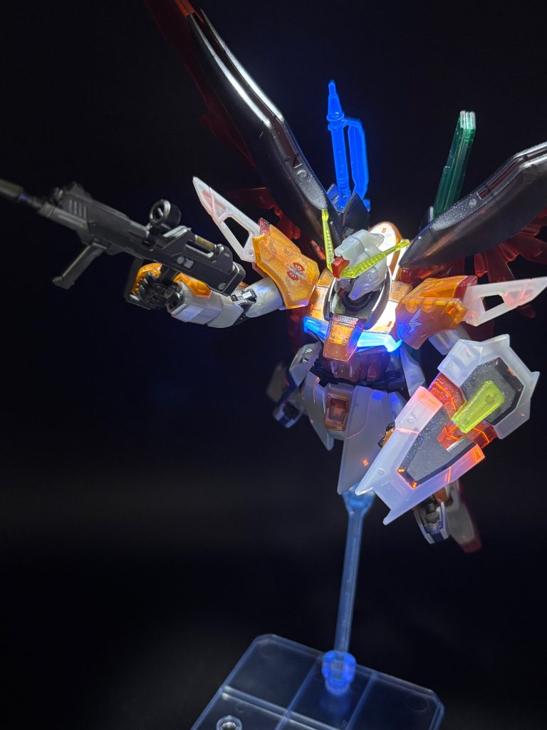 ザクとは違うんだよ❗️ザクとは‼️（それはそう）ここからは怒涛のアクションポーズ(zaku-kao2)まずは、ビームライフルで✨シリンダーをゴールドにして、モールドにはシルバーを入れてみました(gundam-kao6)そしてシールドはスライドして展開します😳❗️中のモールドにも蛍光墨入れしました。