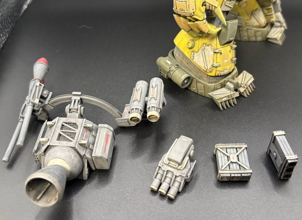 武装一式、ハンドキャノンはグフに比べて大型な口径