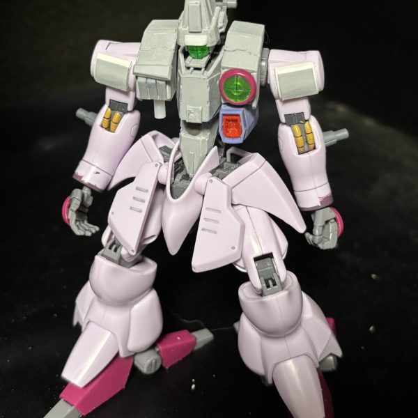 しっかり変形機構残しながら形状変えていくの難しいすね…しかしやりたいと手をつけたからには少しづつでも進めていきましょう！珍しくジャンクパーツ使ってみたりしながら胸部作っていってます。というかナックルバスターの方にセンサーあるのって撃ってる時にマズルフラッシュとかで見えなくない？と思ったので左側にセンサーつけることにしました。あとこの子なんとなくガゾウム顔してる気がするが気のせいか…。（2枚目）