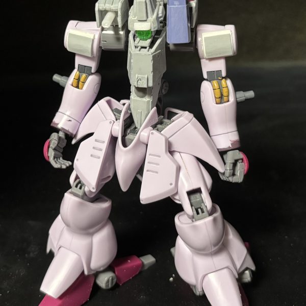 しっかり変形機構残しながら形状変えていくの難しいすね…しかしやりたいと手をつけたからには少しづつでも進めていきましょう！珍しくジャンクパーツ使ってみたりしながら胸部作っていってます。というかナックルバスターの方にセンサーあるのって撃ってる時にマズルフラッシュとかで見えなくない？と思ったので左側にセンサーつけることにしました。あとこの子なんとなくガゾウム顔してる気がするが気のせいか…。（3枚目）