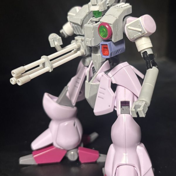 パイプマテリアルと市販のボールジョイント、ジョイントパーツとかを使って貧相なアームに変更。いいですねぇ、無茶苦茶弱そうですねー。この機体はビームサーベルとグリップしか握らない前提なのでマニピュレーターではなく、アームにしてます。ガザMやガザＡのイメージです。後でディティールアップとカバーを作る予定ですが、変形時にもアームが折りたためるようになりました。（2枚目）