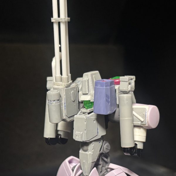 パイプマテリアルと市販のボールジョイント、ジョイントパーツとかを使って貧相なアームに変更。いいですねぇ、無茶苦茶弱そうですねー。この機体はビームサーベルとグリップしか握らない前提なのでマニピュレーターではなく、アームにしてます。ガザMやガザＡのイメージです。後でディティールアップとカバーを作る予定ですが、変形時にもアームが折りたためるようになりました。（3枚目）