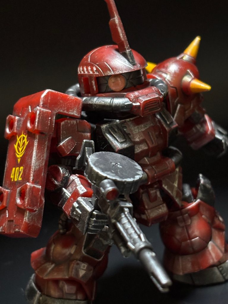 首がね、硬すぎて捩じ切れちゃったんですよ😱💦なので、真鍮線で補修しました(zaku-kao4)モノアイはお馴染みのHアイズ👀✨頭部カバーを外せば視線を動かすことも可能です(zaku-kao2)最初はマグネットを頭部内部に仕込んで動かすつもりだったけど、普通に動かせることがわかったので、計画は中断。素直に説明書見ればよかった…orz