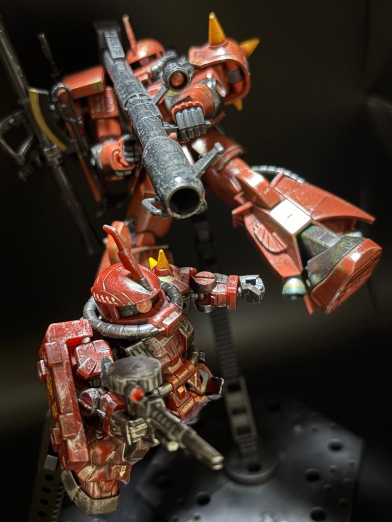 うちのHGのジョニー・ライデン専用高機動型ザクと📷✨まるで親子のようだ(zaku-kao6)