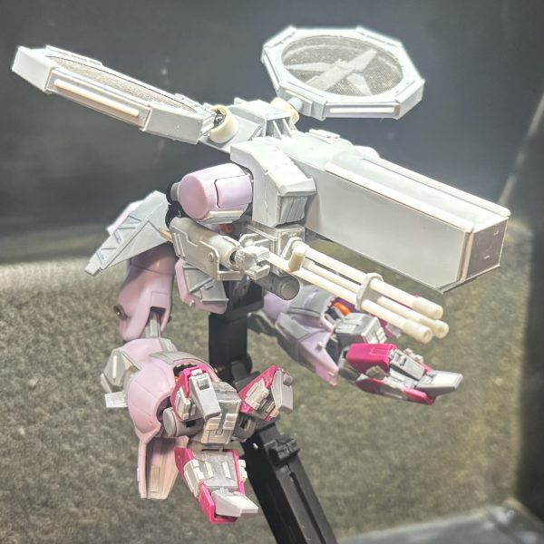 レッドブル苦手なんすけどね…。脳ってPCのようにデフラグされるので、構造悩んで一旦寝よってなると起きてから記憶領域とか整理されて解決すること多いんですよね。というわけでボールジョイントで基部作れたので、ローターを取り付けしました。そう！こういう虫っぽいトーンにしたかったんですよ。ここまでこれたんですが、こっから搭載したかった兵器どう積もう…胸部のセンサーと被っちゃうやんけとか今頃気付いた…。行き当たりばったりだと悩みは尽きませんな（2枚目）