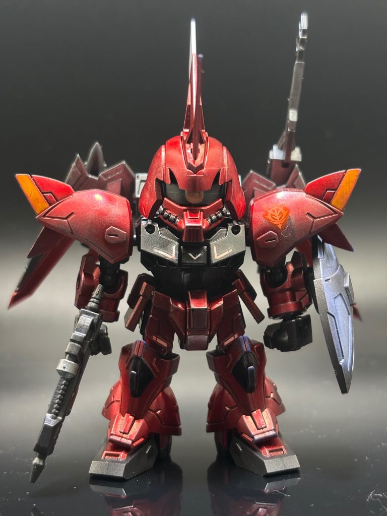 正面です。赤の部分はガンダムマーカーロイヤルメタレッドを使いました。ガンダムマーカーエアブラシで塗装するの久しぶりでしたが、ちょっと塗装するくらいであればとても便利です👍✨肩アーマーの先端のパーティングラインの塗り分けはスパイクアーマーをイメージして黄色にしました。こちらはアクリルマーカーです。胸部と膝部はジョニーゲルググを参考に黒にしました。自分の中ではイメージ通りになりました(zaku-kao5)デカールはガンダムルブリス用のものを胸部とスカートに使い、肩の部分にジオンマークを貼りました。塗料が乾いてなかったのか、触るたびに赤く染まってしまいました(zaku-kao9)