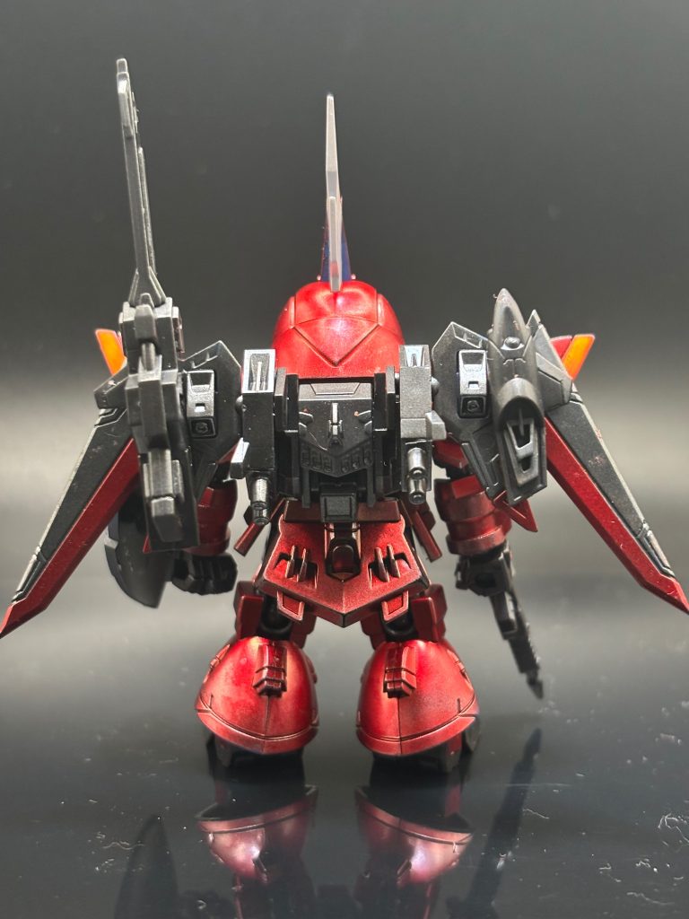 背面です。ゲルググメナース一般機のキットの中にもウイングユニット（通称ボレロA）が付いていますが、こちらはEXパーツのもの。レールガンとミサイルランチャーが左右選択式で装備できます。カラーリングは、汎用性を持たせたかったので、あまり派手になり過ぎないように・スターブライトアイアン・ロイヤルメタレッド・クロムシルバーの3色のみです。