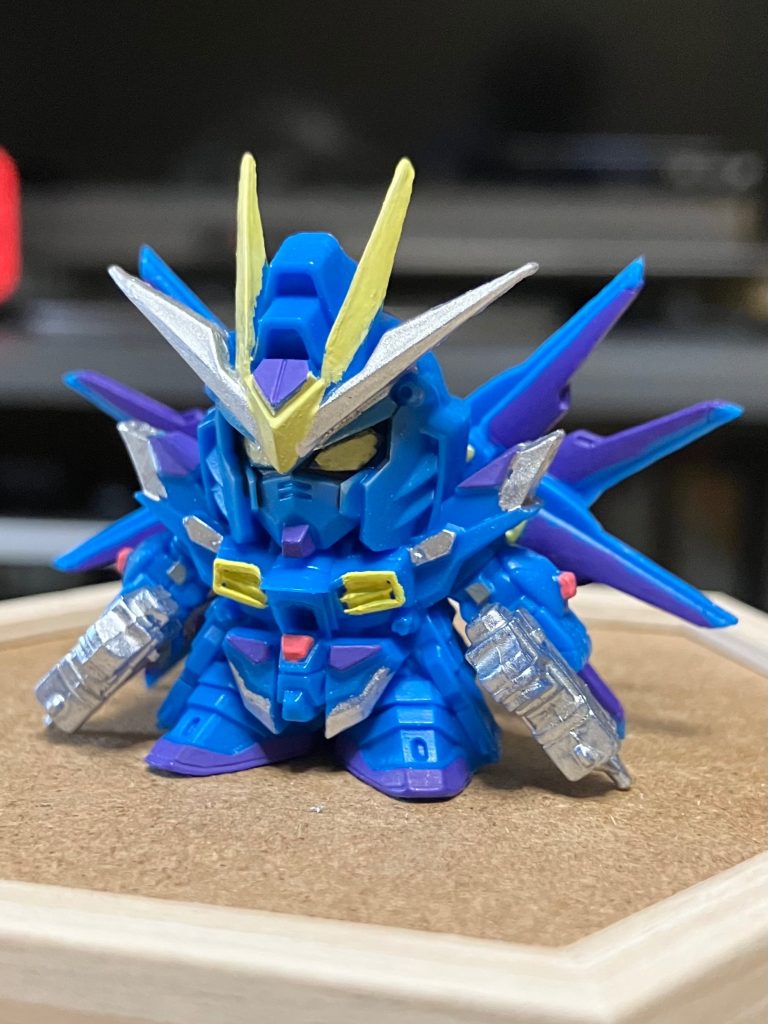 塗装はarrtxの水性マーカー(目の周囲だけエナメルスミ入れ)。最初は青系2〜3色で濃淡をつけようと思ったけど、青色マーカーはなかったので近似色の紫をサブカラーにしました。＋シルバーも入ると、ちょっと昔の食玩っぽいレトロさがあって良くないですか？😁