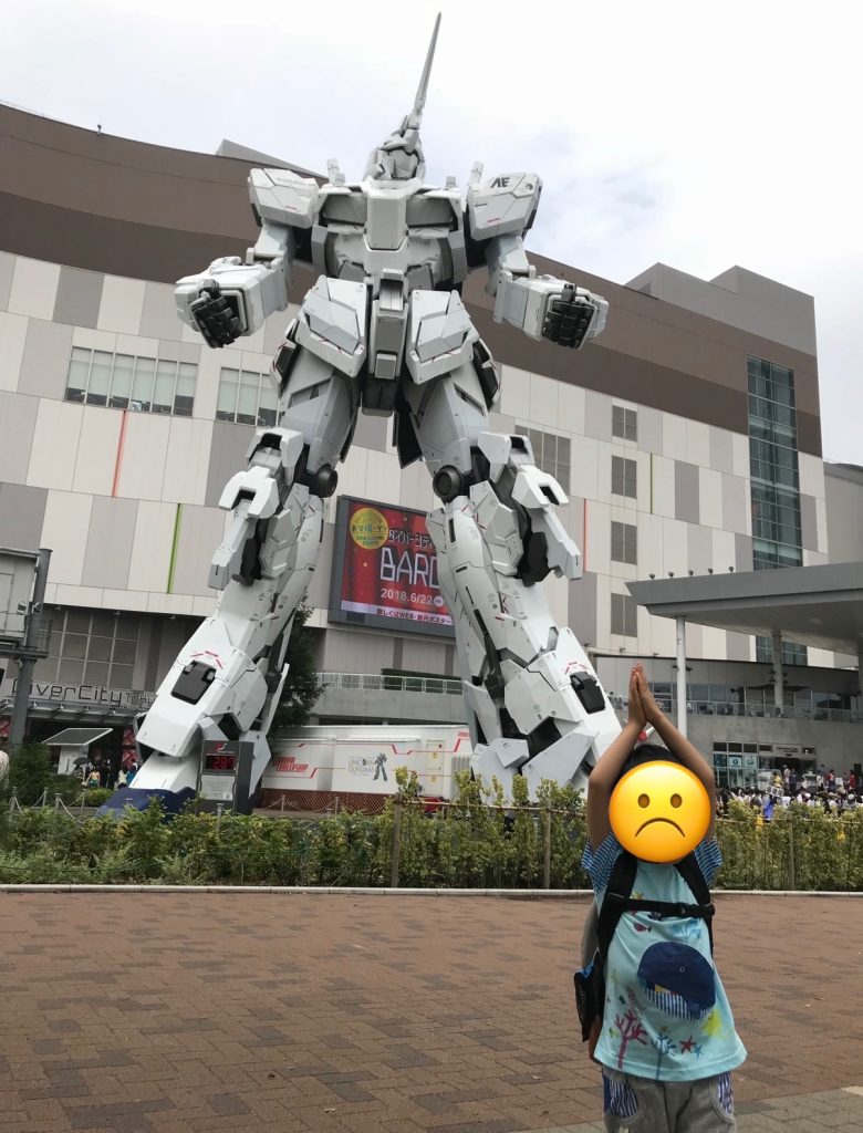 息子と初めてユニコーンを見たのが2018年。頑張ってユニコーンポーズで写ってますねw初代ガンダムから交代して、変形、全身発光する姿に痺れましたね😆