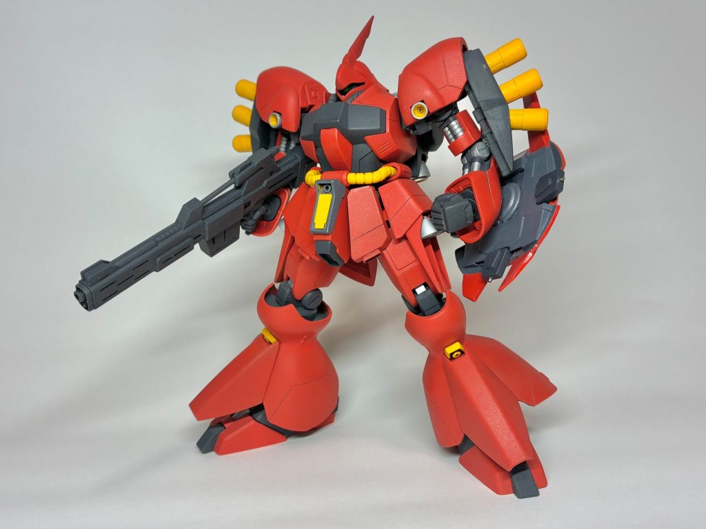 ベースキットはHGヤクトドーガのギュネイ機です。同じくHGのサザビーから使えそうなパーツを限界まで流用し、それでも足りない部分はパテプラ板で補いました。