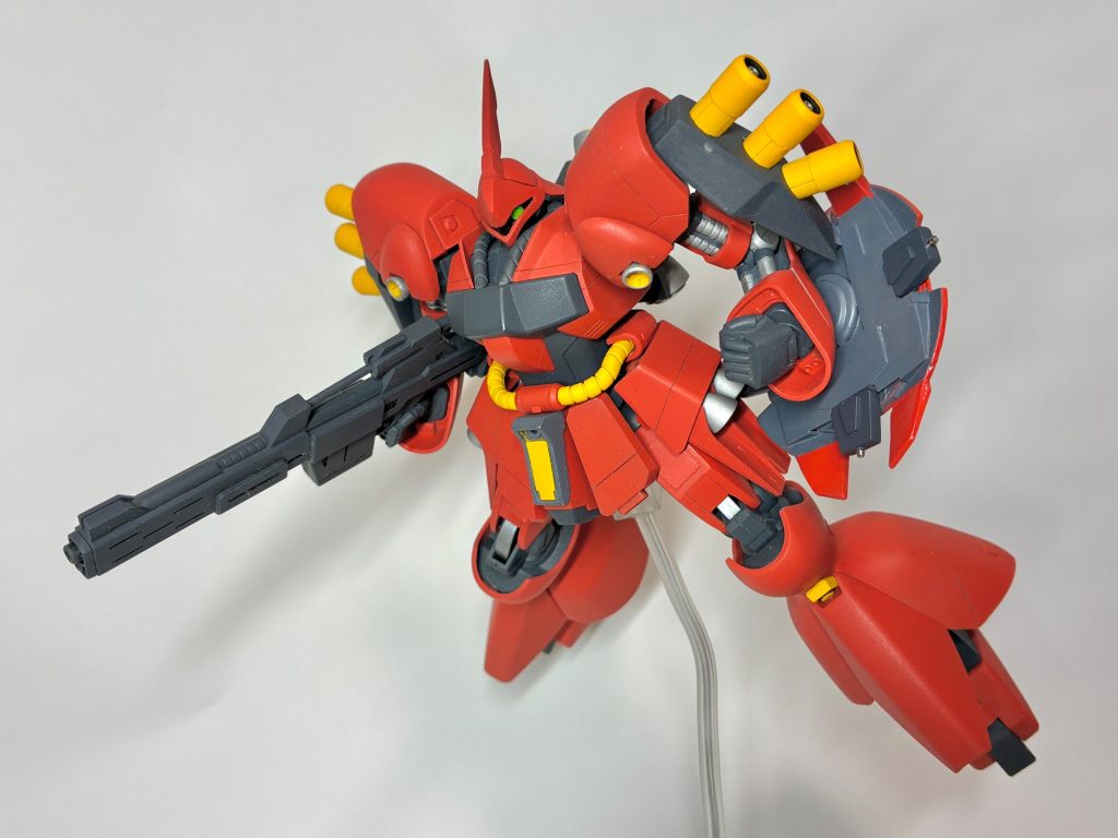 メインカラーはガイアのスカーレット、イエロー部分はメカトロウィーゴカラーのらいとおれんじ、関節はメカサフのスーパーヘヴィ、シルバー部分ははタミヤエナメルのクロームシルバーで塗装しています。