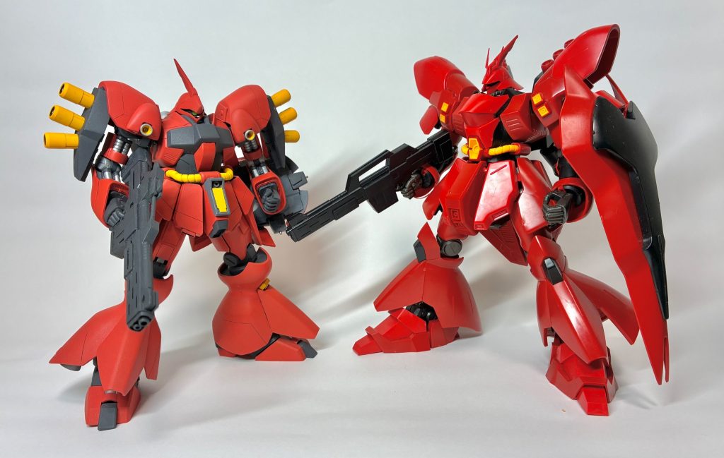 パチ組みですがサザビーとツーショットを同じ系譜の機体を並べると中間進化系っぽさが出て味わい深いですな