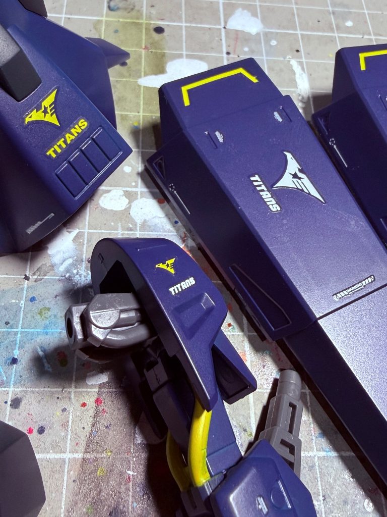 ちなみに今回、デカールを貼る前にツヤありトップコートを忘れてそのままダイレクトに貼ってしまい、だいぶシルバリングが。いまさら後には引けないしこのままいきました。無念。