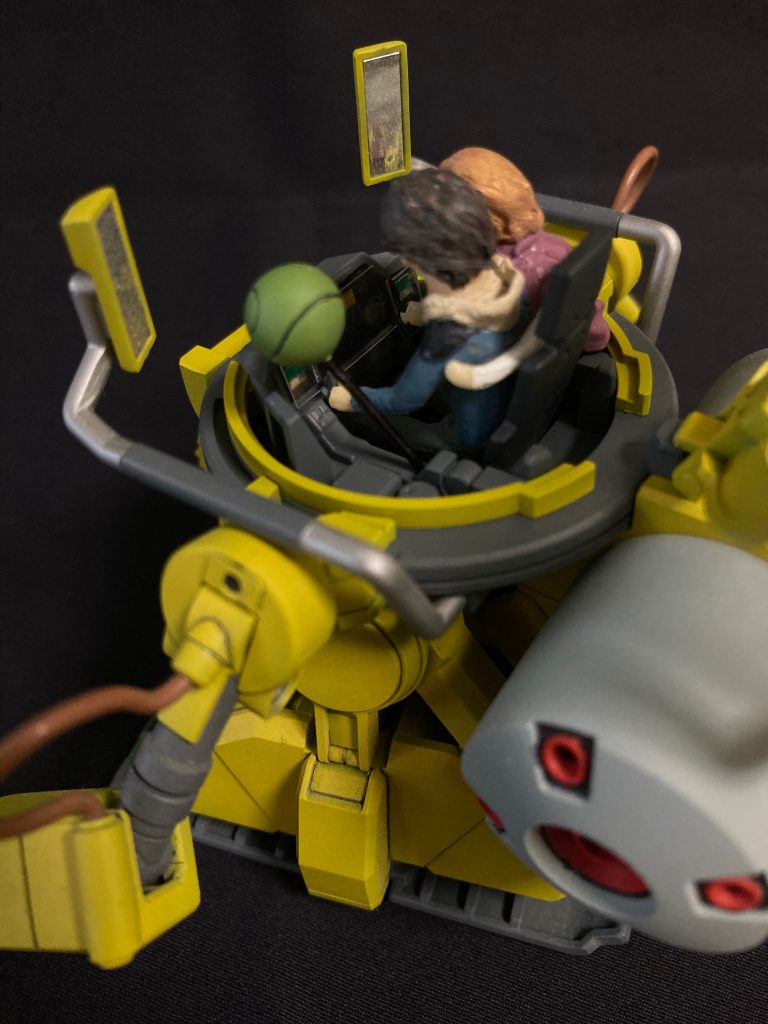 服のフードとか、パテをチネチネして作成オードリーの左腕はバナージの背中に配置して、しがみ付いている感じに