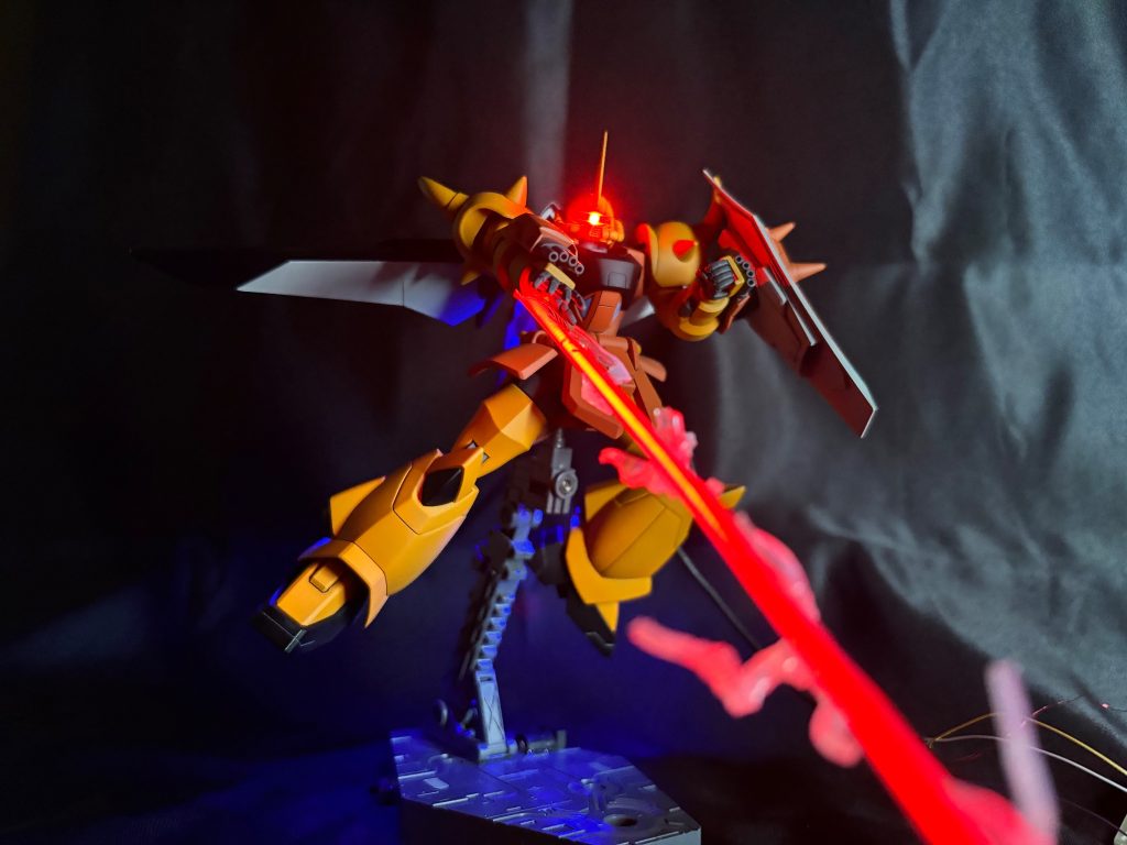 スレイヤーウィップは3mmプラパイプに赤色フレキシブルLEDを入れました。電撃エフェクトはプラ板でそれっぽくカットして、オーブントースターで1〜2分チンして作成。(子供の頃、プラ板にマンガのキャラクター書いて、トースターでチンするやつやりませんでした？)