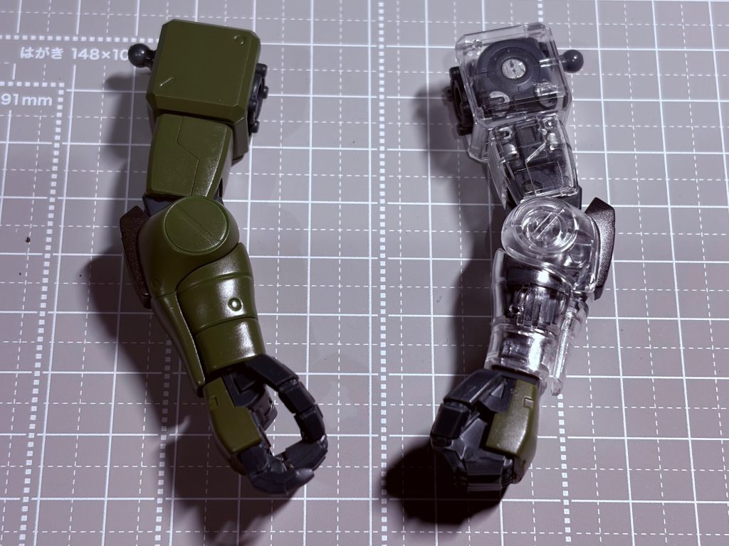 内部フレームは水性塗料で塗装。クリアパーツはコンパウンドで磨いて透明感をアップ。さすがに全身は無理…