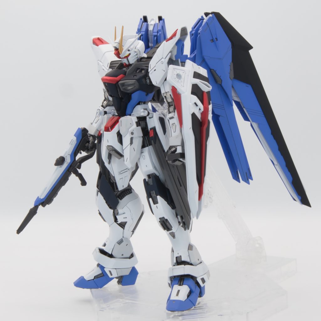 頭部はフリーダム2.0。ちょっと面長の感じたので頬と顎を削って気持ち小顔化。アンテナも白い方が長すぎに感じたのでカット。肩アーマーは特に加工もせずフリーダム2.0をそのまま使用。二の腕と肘関節はMGEXで2.0の前腕を加工して取り付け。胴体はMGEXでお腹のカリドゥス複相ビーム砲は排除。腰回りもMGEXでリアアーマーは2.0（写真撮ってませんが😅）、レール砲も2.0の方をちょい加工して取り付け。脚はMGEXでふくらはぎのスラスターとそのカバー？だけ2.0の方を加工して取り付け(これも写真撮ってませんが😓)。バラエーナの大きなトゲみたいな突起はカット。イカみたいな砲身の伸縮と上下装甲の展開もオミット。MGEXのバックパックの穴を拡げて羽を取り付け。ビームライフルとシールドはもちろん2.0。▪️カラーレシピ&nbsp;ガイアノーツ（G)　GSIクレオスMr．カラー（C）本体白：(G)Ex-ホワイト本体白（濃）：(G)ニュートラルグレーⅡ本体グレー：(G)ニュートラルグレーⅢ本体黒：（G)プリズムブルーブラック本体青：（G)風蒼本体赤：(G)メタリックレッド本体黄：(G)スターブライトゴールドフレーム：(G)スターブライトアイアンとスターブライトブラスト仕上げは(C)スーパースムースクリアー&nbsp;