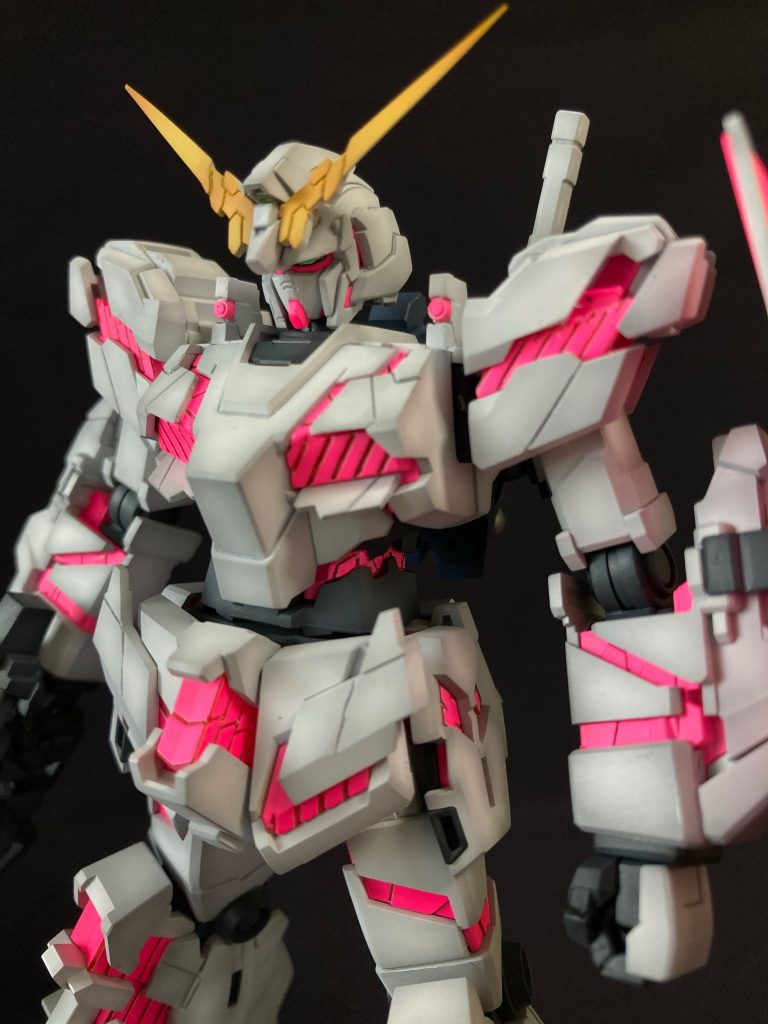 パネル間のモールドは墨入れではありません。サイコフレームが発光して見える最大の工夫です✨