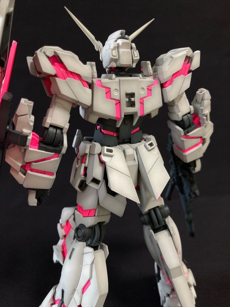 この背中のサイコフレームは、実はキットだと本体パーツと一体成形です。改造も考えましたが、この後に数コーン(単位💦)作るため、いちいち改造しないで塗装で再現しました。