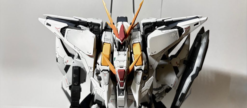 今作はHGクスィーをRG風のディティールアップで仕上げてみました！で、特に大きく変化した上半身が映えるこのアングルがこの作品の全てを物語れます。