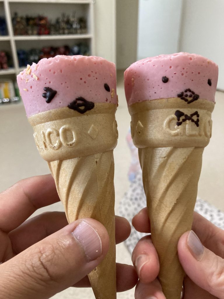 作品名：夏の思い出<p>妻と散歩に出た帰り道に買ったカプリコ 帰宅後、オヤツで食べようと開封したら、まさかの2本とも顔が！😆 なんか良いことありそう✨ ここGUNSTAだぞ！って言われそうですが、安心して下さい！写ってますよ！ 奥にあるのは私の [&hellip;]</p>
