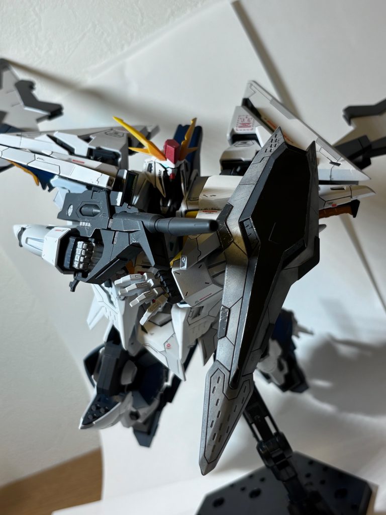 人質が無ければ戦えない、情けないやつなのだな！　　のシーンのシールドとライフルの構え。