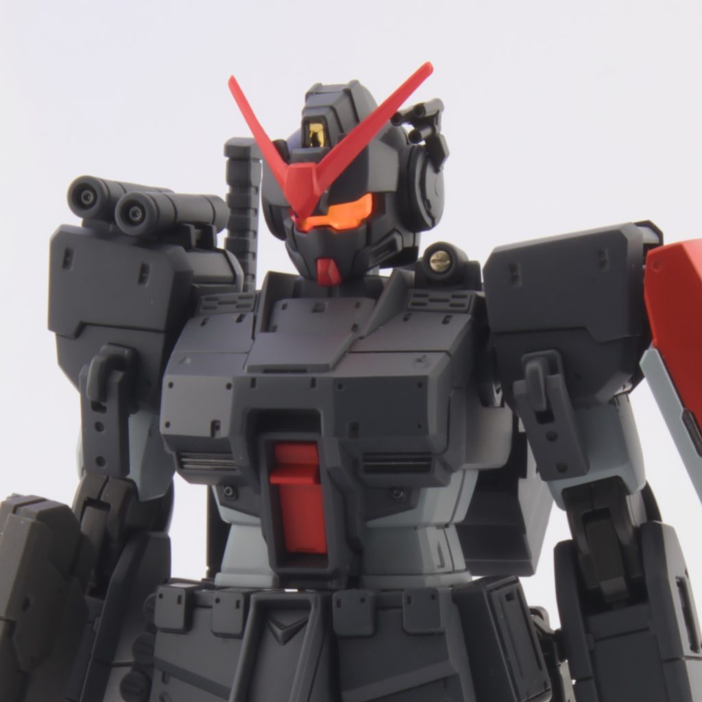 頭部はペイルライダーをベースに作成。口のへの字を埋めてV字アンテナを装着。スモーク・ディスチャージャーは元々スパルタンについてたもの。バイザーの中のツインアイも蛍光塗料で塗ったらもうちょっとそれっぽく光るようになったかも？