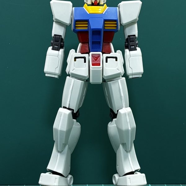 次作の進捗です。往年のファンには何かと「細すぎる」と悪評高いNo.191のHGUC RX-78-2（リバイブガンダム）です。とりあえず、あちらこちらと太ましく？なるように修正中です。HGUC191をHGUC21のバランスに近づけるとか、よく分からないことをしてますw目指すところ、積んでる4〜７号機と並べた時のバランスに違和感が出ないようにしたいワケです。腕はそのままイケそうですが、頭、つま先、スカートは修正予定一通り修正して納得したら、同一フォーマットであと２機（プロトとG3）作らないと…。（2枚目）