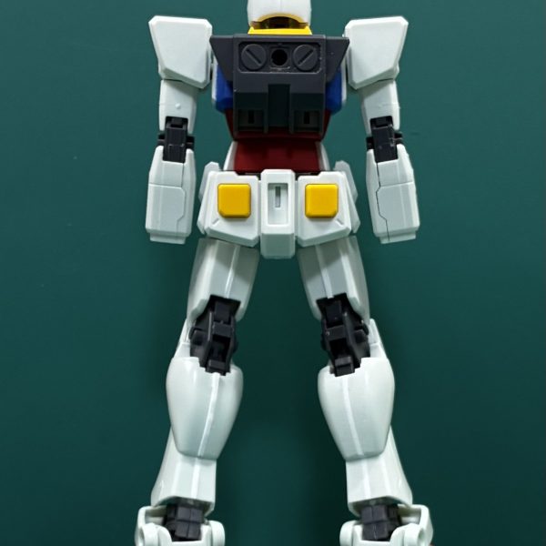 次作の進捗です。往年のファンには何かと「細すぎる」と悪評高いNo.191のHGUC RX-78-2（リバイブガンダム）です。とりあえず、あちらこちらと太ましく？なるように修正中です。HGUC191をHGUC21のバランスに近づけるとか、よく分からないことをしてますw目指すところ、積んでる4〜７号機と並べた時のバランスに違和感が出ないようにしたいワケです。腕はそのままイケそうですが、頭、つま先、スカートは修正予定一通り修正して納得したら、同一フォーマットであと２機（プロトとG3）作らないと…。（3枚目）