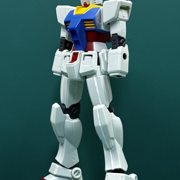 次作の進捗です。往年のファンには何かと「細すぎる」と悪評高いNo.191のHGUC RX-78-2（リバイブガンダム）です。とりあえず、あちらこちらと太ましく？なるように修正中です。HGUC191をHGUC21のバランスに近づけるとか、よく分からないことをしてますw目指すところ、積んでる4〜７号機と並べた時のバランスに違和感が出ないようにしたいワケです。腕はそのままイケそうですが、頭、つま先、スカートは修正予定一通り修正して納得したら、同一フォーマットであと２機（プロトとG3）作らないと…。（4枚目）