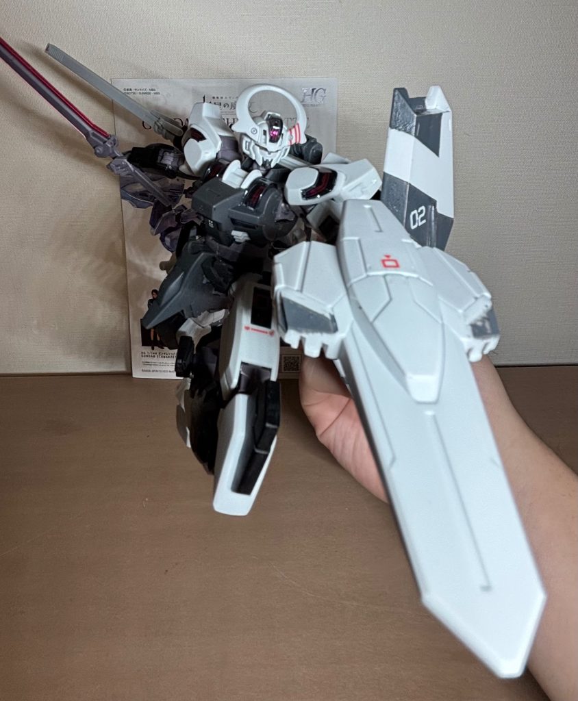 手持ち式の小型シールド。防御用としてはもちろん、尖った先端で敵機を殴る打突武器としても使えます。