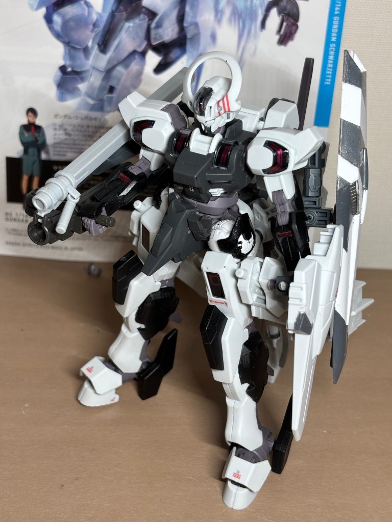 シュバルゼッテは技術提供があったとはいえ、初めてジェターク社が作成したGUNDフォーマット搭載機なんで、もしかしたら試験的に作られた機体が他にもあったかもしれない...ってことで、こいつは陰で作られていたシュバルゼッテ2号機という設定です。カラーリングとか採用した武器は、某伊達じゃないガンダムと殺人的な加速のリーオーに影響受けまくってます。