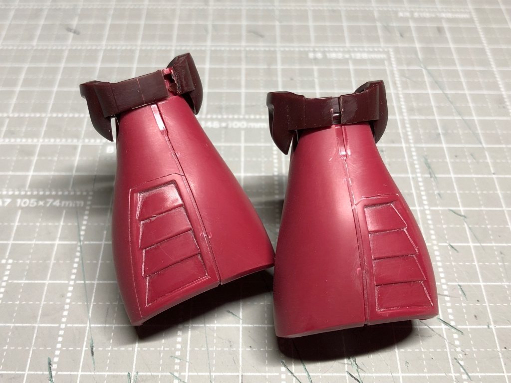 ひざアーマーパーツ接合面を脇にずらして後はめ
