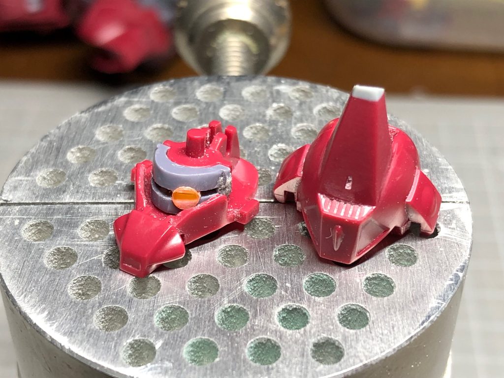モノアイ可動化元のモールドを削り落としスリット掘ってランナーから削り出して差し込み眼の十字は、かっこ悪いのでオミット