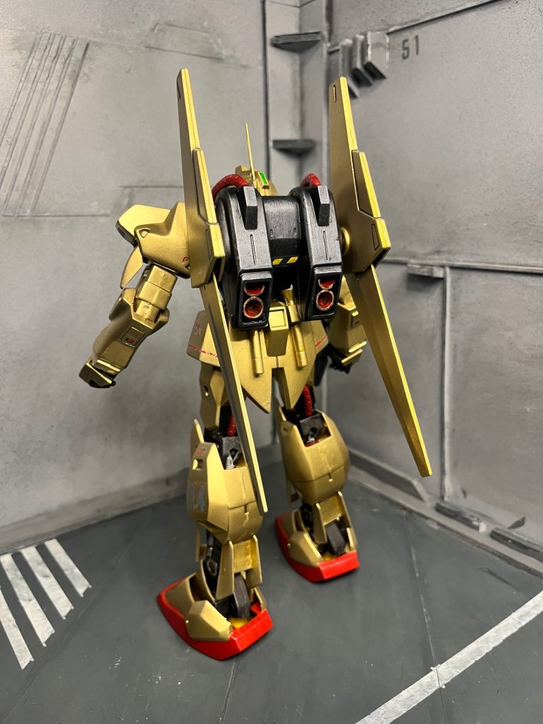 前にやりましたリバイブ版百式は細身なので旧キットの太いカラダは好みですね！