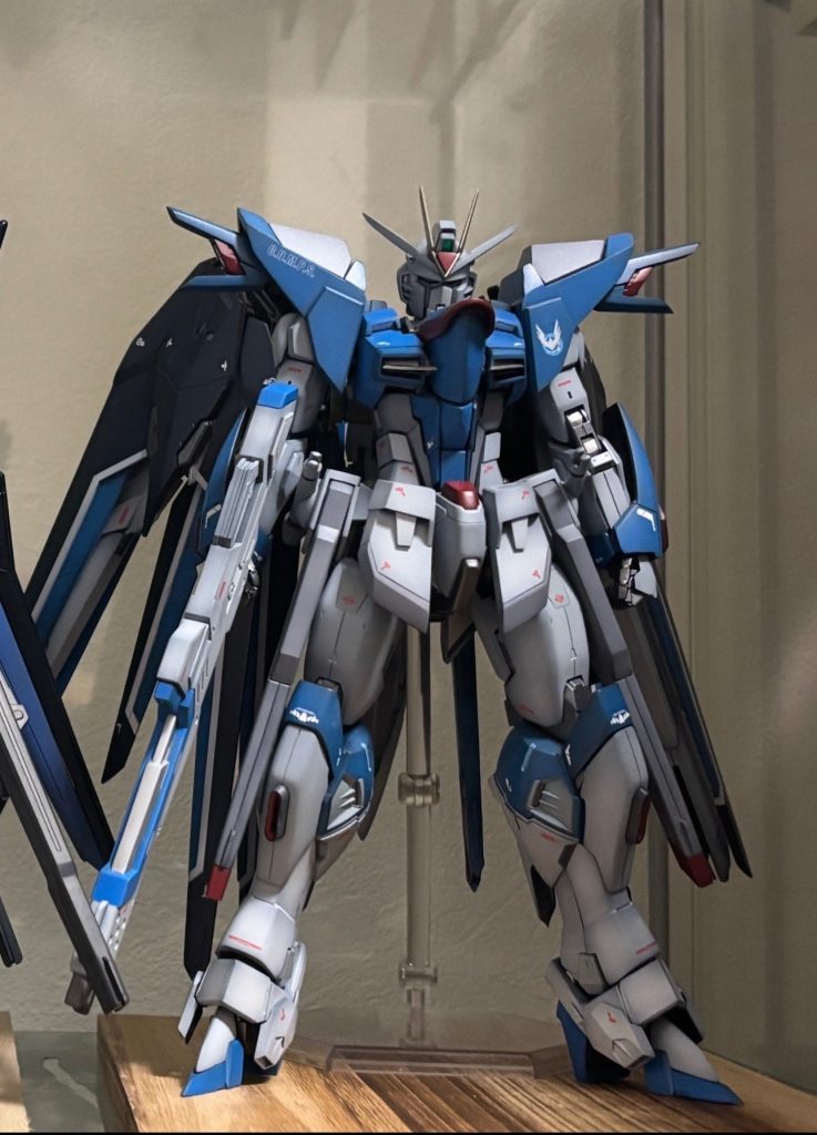 MG フリーダム2.0をベースにミキシングとセミスクラッチで製作しました。肩の特徴的な部分はプラ板、それ以外の部分は他のキットから流用しつつ、パテで形状をアレンジして使用しています！
