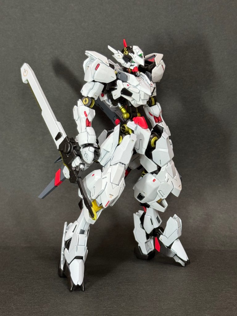 以下、ポージング武装は、レアアロイと稀少金属のハイブリッドブレードと特殊弾頭を打ち出すリニアライフルです！アダプトのマウント方式が好みだったので、そのまま利用しました！