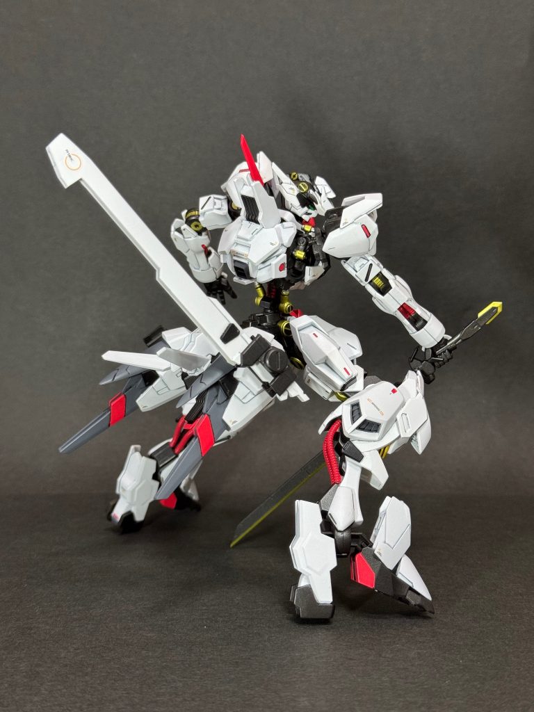 最後まで見ていただきありがとうございます(*'ω'*)バルバトスアダプトの新フレームは肩周りがかなり柔軟に動くのでポージングがかなり決まりますね٩(*'ω'*)وオリジナルガンダムフレームなので、どの序列にするかかなり悩みましたが…結局、設定ガン無視で響きが好きなサレオスにしました！今回のカラーリングは行き当たりばったりだったからか、完成してみるとなんとなくマルコシアスっぽいカラーリングになってしまいました(笑)