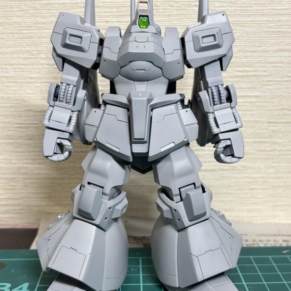 HGUCリックディアス制作しています。キットはプレバン限定品で無い方の一般機カラーです。表面処理が無事終わりました。ワンパターンですが、胴体の脚部を延長し、スジボリ、プラ板でディテールアップしています。黒基調の一般機で塗装するとスジボリがわかり難いので、赤基調のクワトロ機で塗装しようか迷い中です。&nbsp;&nbsp;（2枚目）