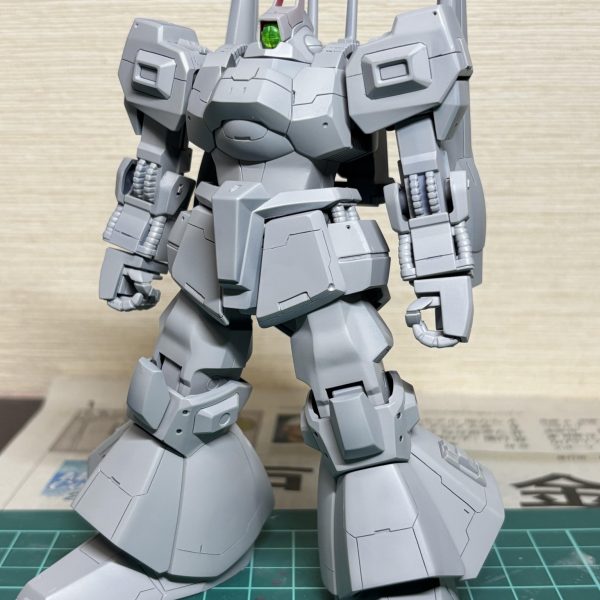 HGUCリックディアス制作しています。キットはプレバン限定品で無い方の一般機カラーです。表面処理が無事終わりました。ワンパターンですが、胴体の脚部を延長し、スジボリ、プラ板でディテールアップしています。黒基調の一般機で塗装するとスジボリがわかり難いので、赤基調のクワトロ機で塗装しようか迷い中です。&nbsp;&nbsp;（3枚目）