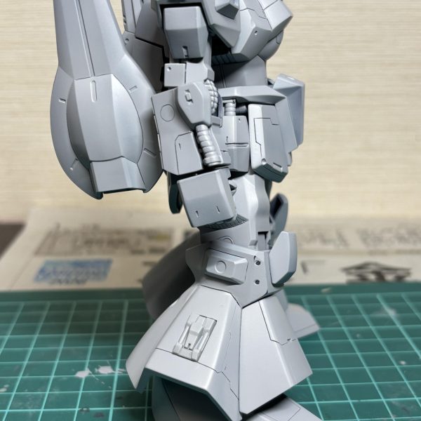 HGUCリックディアス制作しています。キットはプレバン限定品で無い方の一般機カラーです。表面処理が無事終わりました。ワンパターンですが、胴体の脚部を延長し、スジボリ、プラ板でディテールアップしています。黒基調の一般機で塗装するとスジボリがわかり難いので、赤基調のクワトロ機で塗装しようか迷い中です。&nbsp;&nbsp;（4枚目）