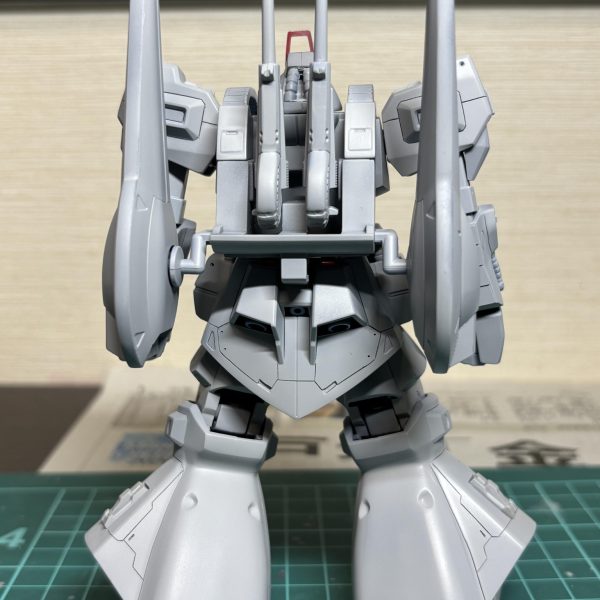 HGUCリックディアス制作しています。キットはプレバン限定品で無い方の一般機カラーです。表面処理が無事終わりました。ワンパターンですが、胴体の脚部を延長し、スジボリ、プラ板でディテールアップしています。黒基調の一般機で塗装するとスジボリがわかり難いので、赤基調のクワトロ機で塗装しようか迷い中です。&nbsp;&nbsp;（5枚目）
