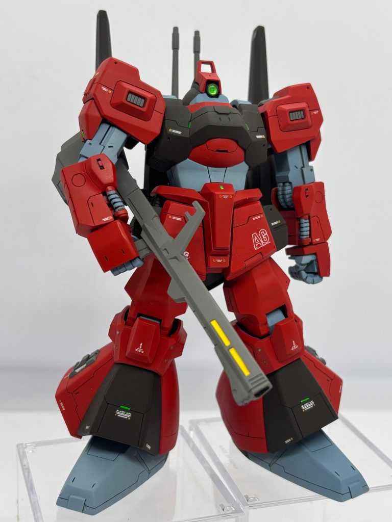 クレイバズーカ装備。プロポーションは胴部で2.4mm、足首部で2mmそれぞれ延長。ずんぐりむっくりのゴリラ体型をからプレバン版のようなスタイリッシュな体型に変更しています。