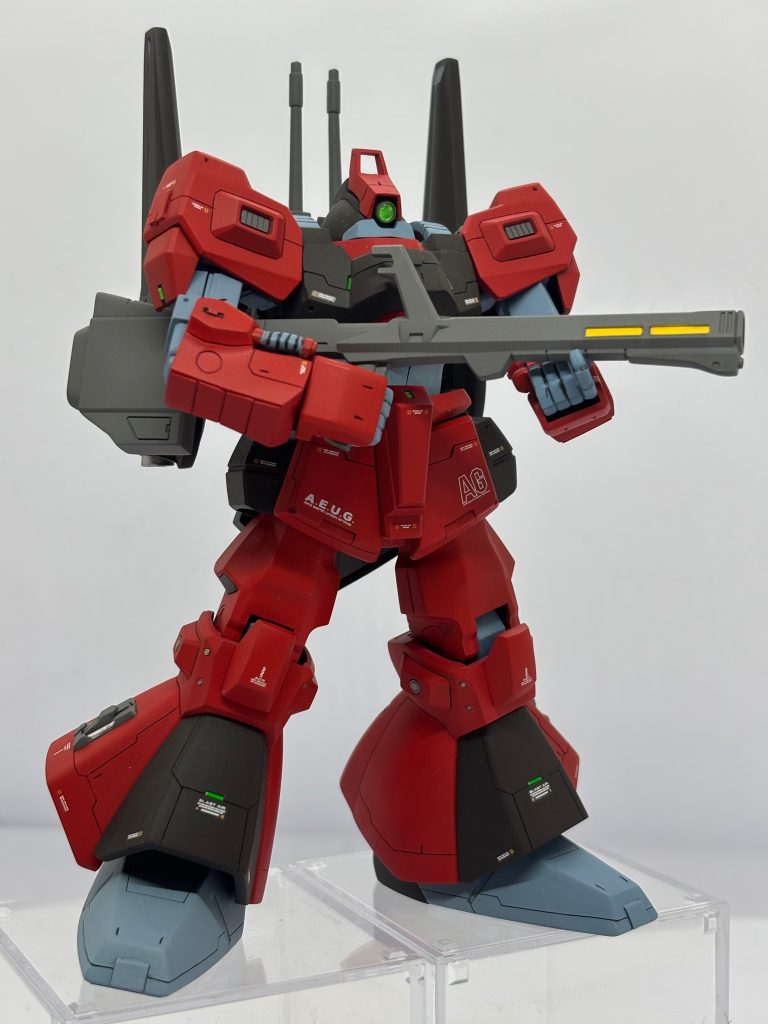 キットは一般機仕様の黒基調だったのですが、黒だとせっかく彫りまくった　スジボリラインが目立たないので、赤基調のクワトロ機にカラー変更しました。そしてグリーンのプラチップをアクセントとして、各所に配置しました。