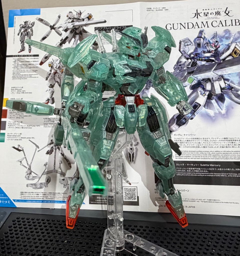 エスカッシャン全身装備表側にはこの画で見える範囲でいうと肩や腰アーマーや膝上など極一部の凹モールドに対してシャインシルバーをスミ入れ
